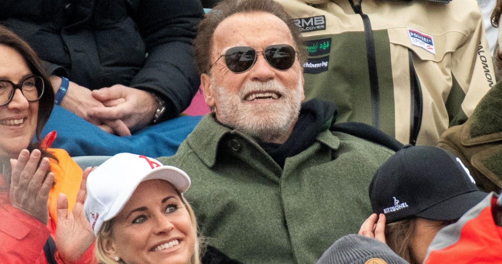 Arnold Schwarzenegger auf der Tribüne in Kitzbühel.