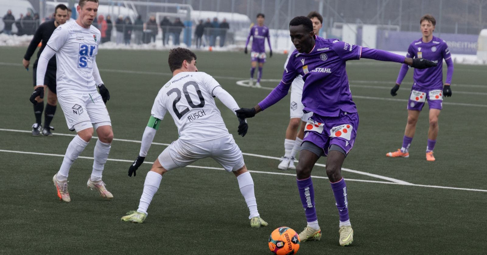 Barry (Austria Wien) und Rusch (SR Donaufeld) in einem Zweikampf während des Testspiels am 10.01.2026