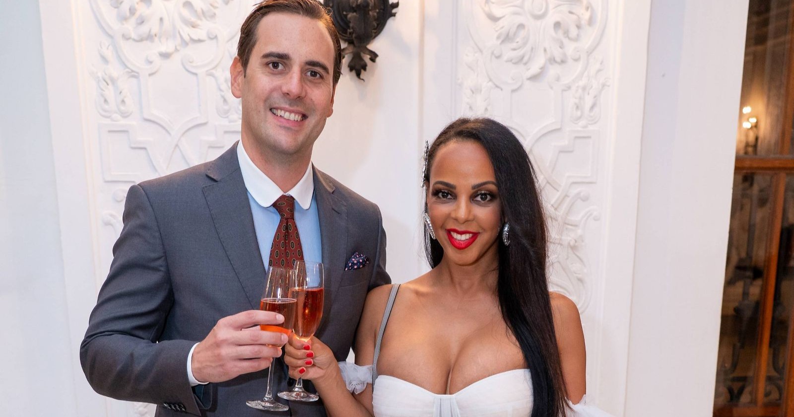 Bahati Venus und Marzio mit Dektglas in der Hand