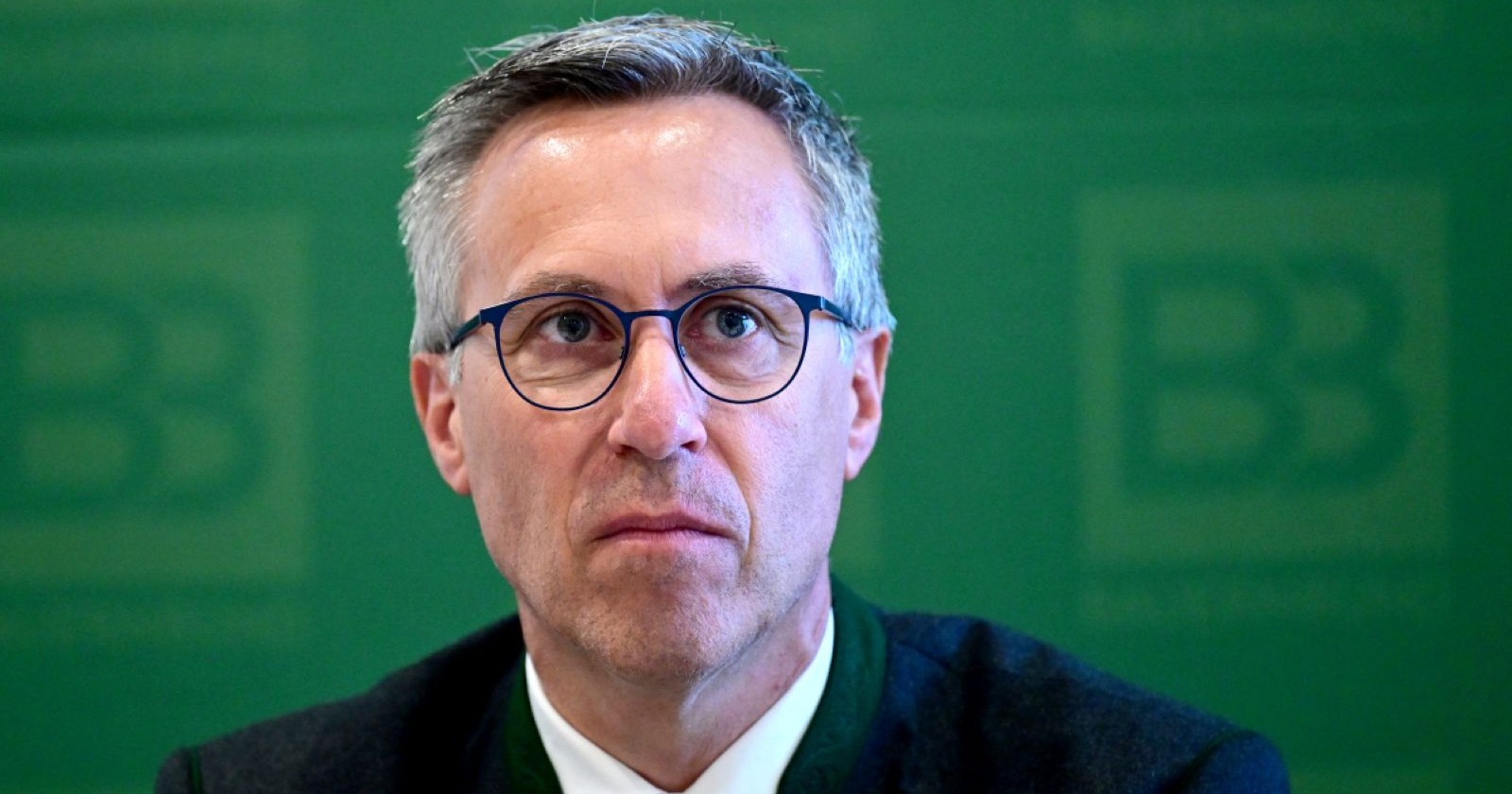 ÖVP-Bauernbundchef Georg Strasser auf grünem Hintergrund