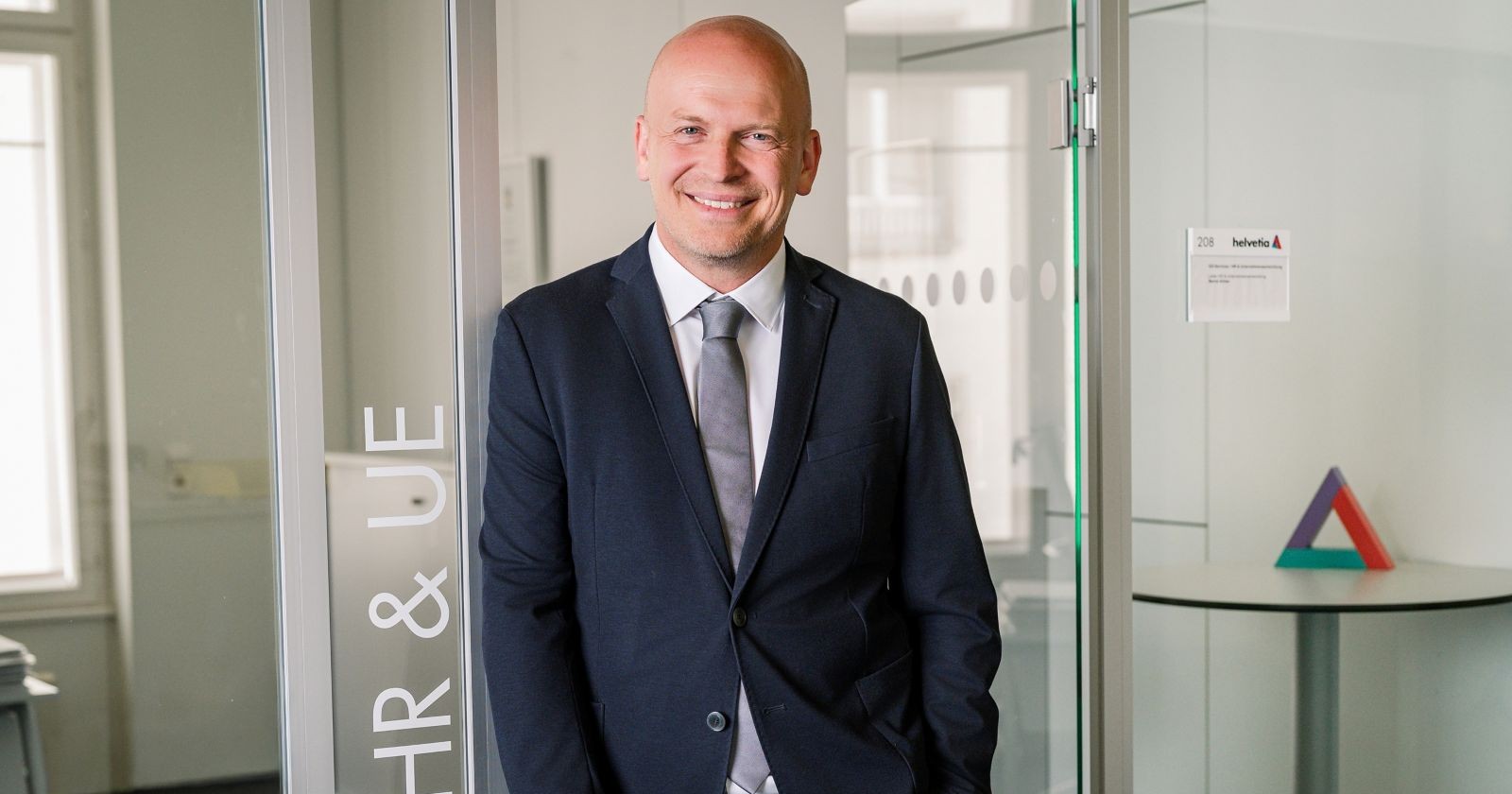 Bernd Allmer im Anzug im Büro