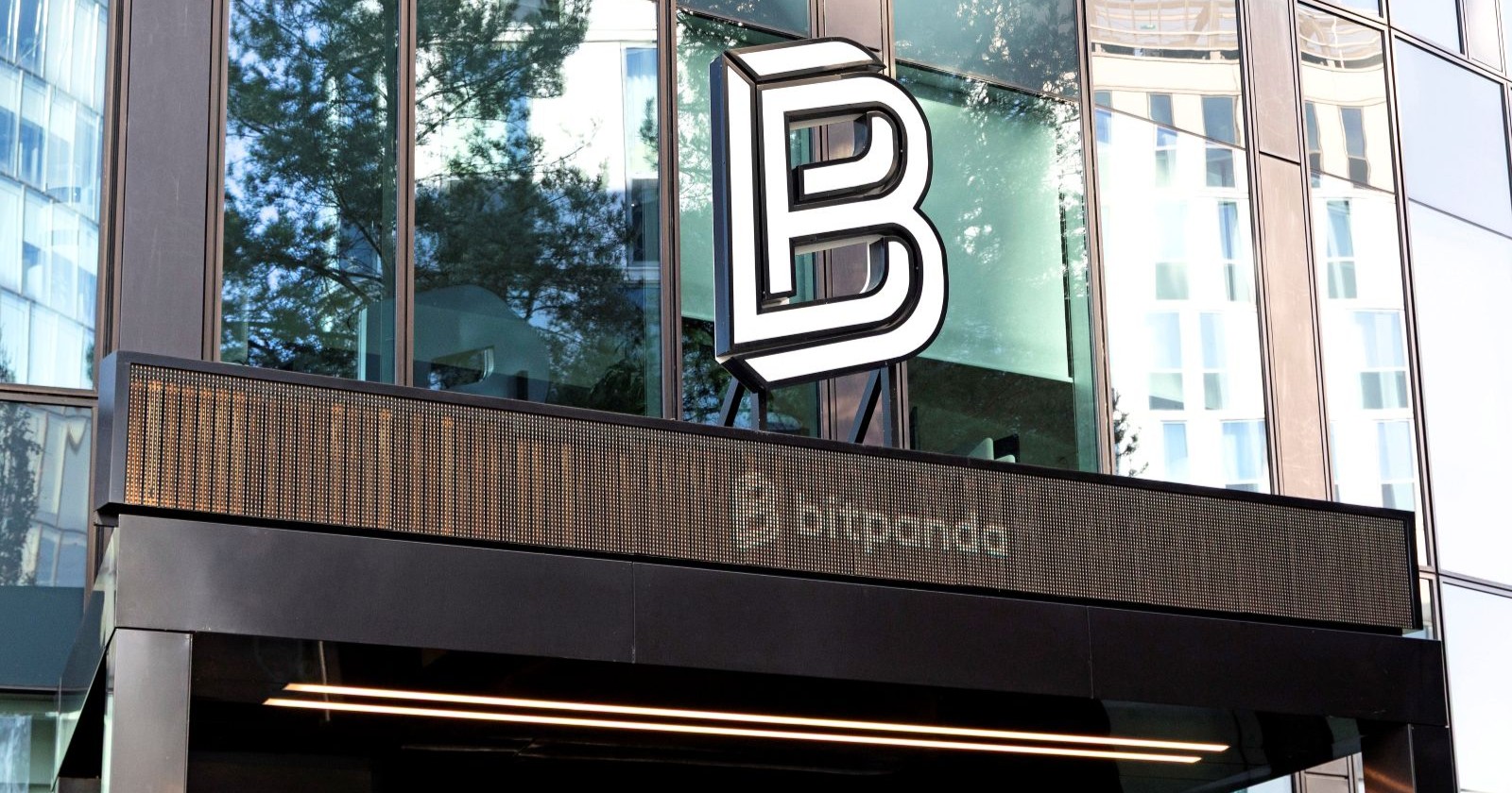 Bitpanda Firmengebäude in Wien – das Fintech baut sein Angebot aus und startet den Handel mit Bitpanda Aktien und ETFs in einer regulierten App.