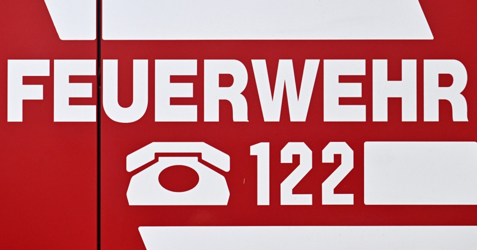 Feuerwehrauto auf dem Feuerwehr und die Nummer der Feuerwehr steht.