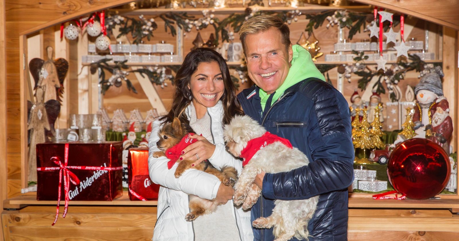 Carina Walz und Dieter Bohlen mit einem Hund in den Armen