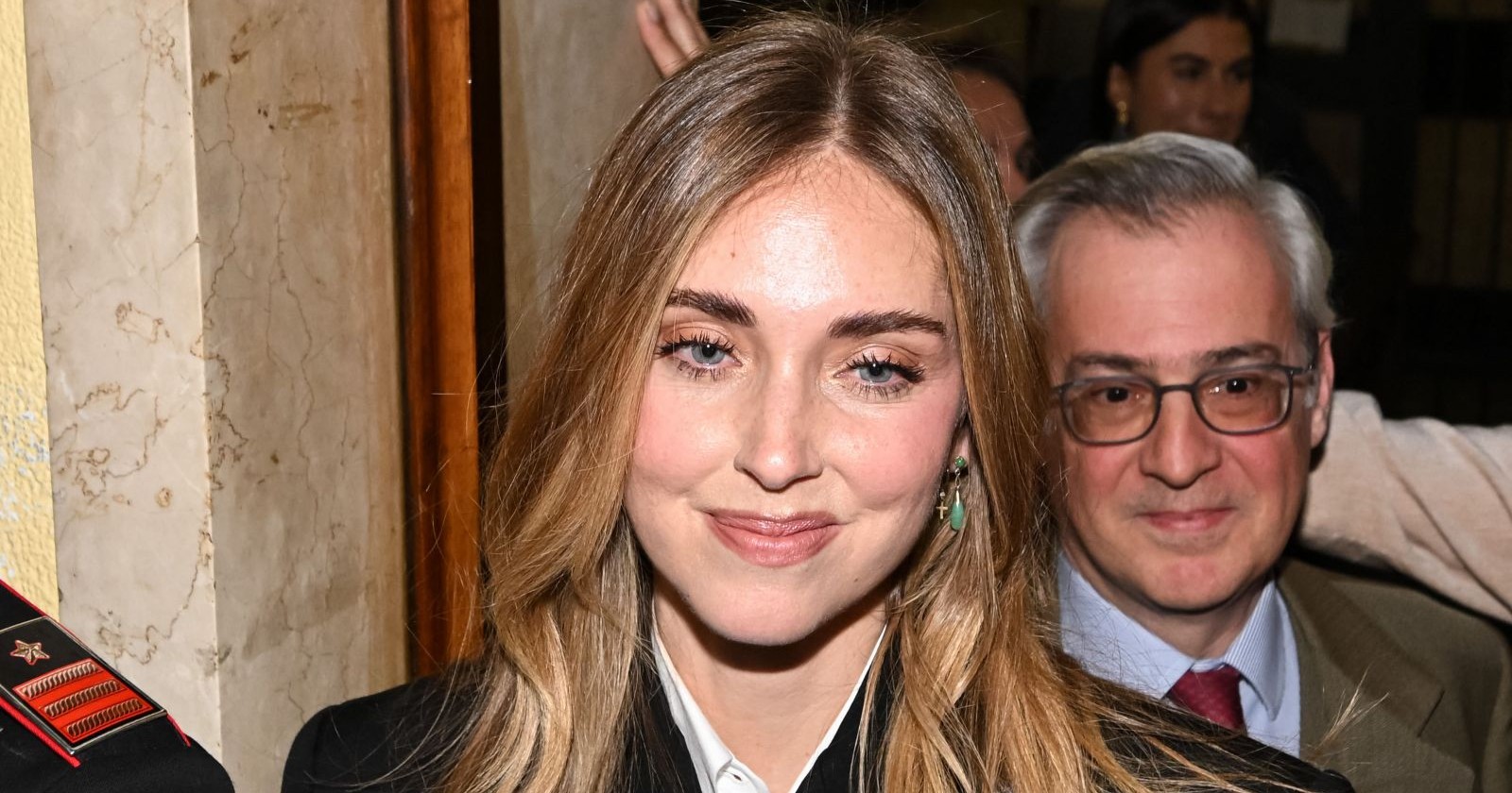 Chiara Ferragni lächelt leicht