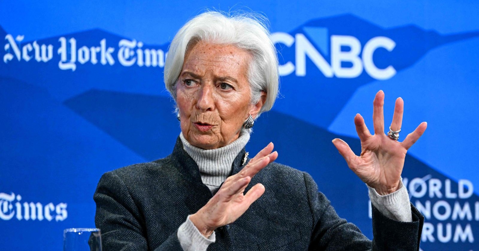 Christine Lagarde spricht beim Weltwirtschaftsforum in Davos, kurz bevor sie wegen einer umstrittenen Rede des US-Handelsministers den Saal verließ.