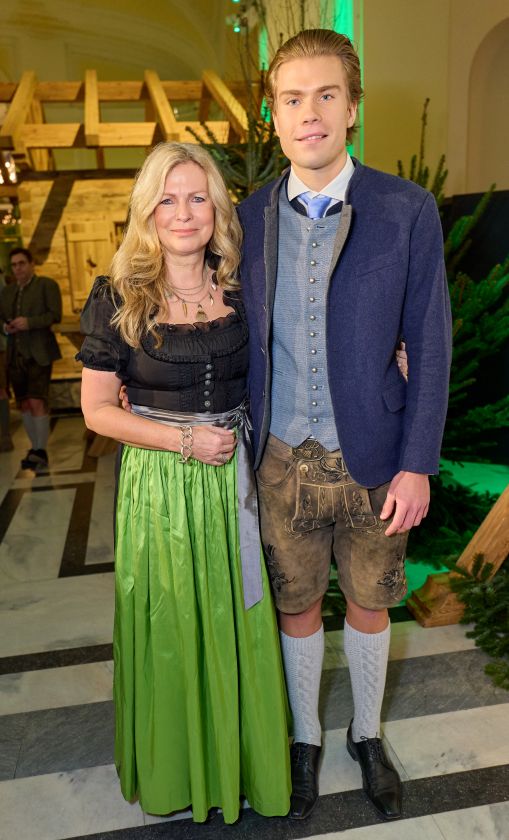 Claudia Reiterer und Sohn Julian/ Claudia Reiterer und Sohn Julian/ glänzten zusammen auf dem Jägerball