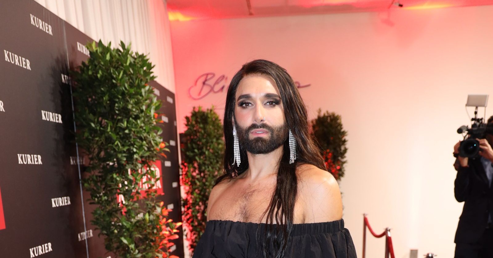 Conchita Wurst mir einem schwarzen Kleid