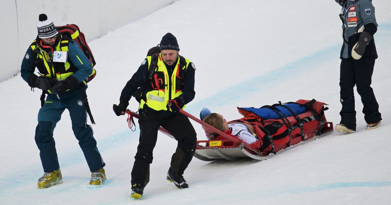 Rettungseinsatz bei der Frauen-Abfahrt in Crans-Montana: Nach schweren Stürzen wird die Norwegerin Marte Monsen abtransportiert, die Crans-Montana Abfahrt abgebrochen.