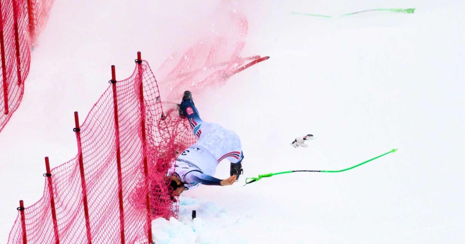 Crans-Montana: Schwerer Sturz von Marte Monsen bei der Frauen-Abfahrt. Die Norwegerin kracht in die Fangnetze, das Rennen wird später abgebrochen.