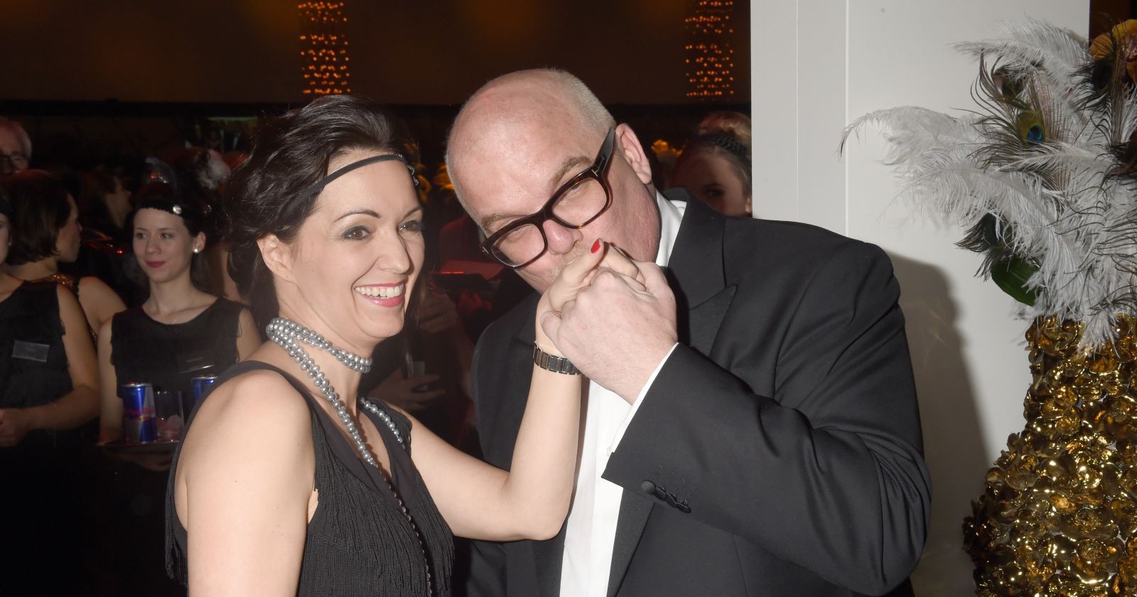 DJ Ötzi küsst die Hand von Ehefrau Sonja/ DJ Ötzi zeigt sich mit Ehefrau Sonja