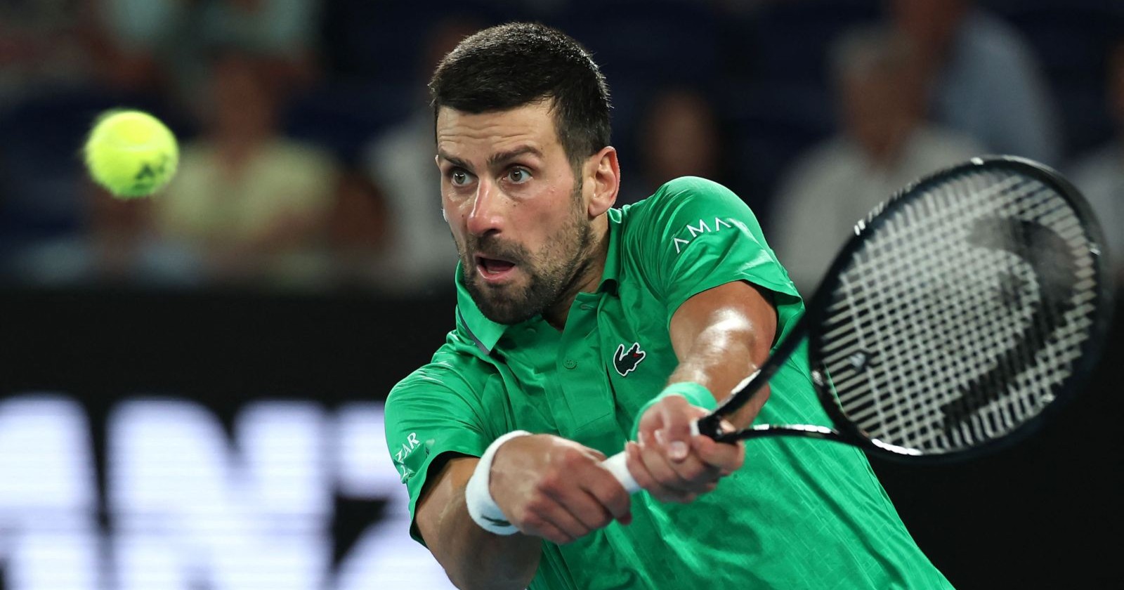 Novak Djokovic spielt bei den Australian Open eine Rückhand während seines Halbfinalmatches gegen Jannik Sinner.