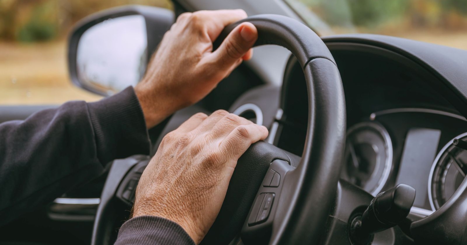 Hände auf dem Lenkrad