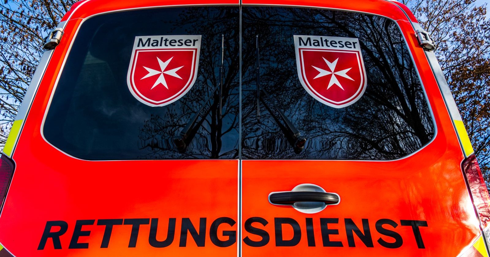 Rettungswagen unter blauem Himmel