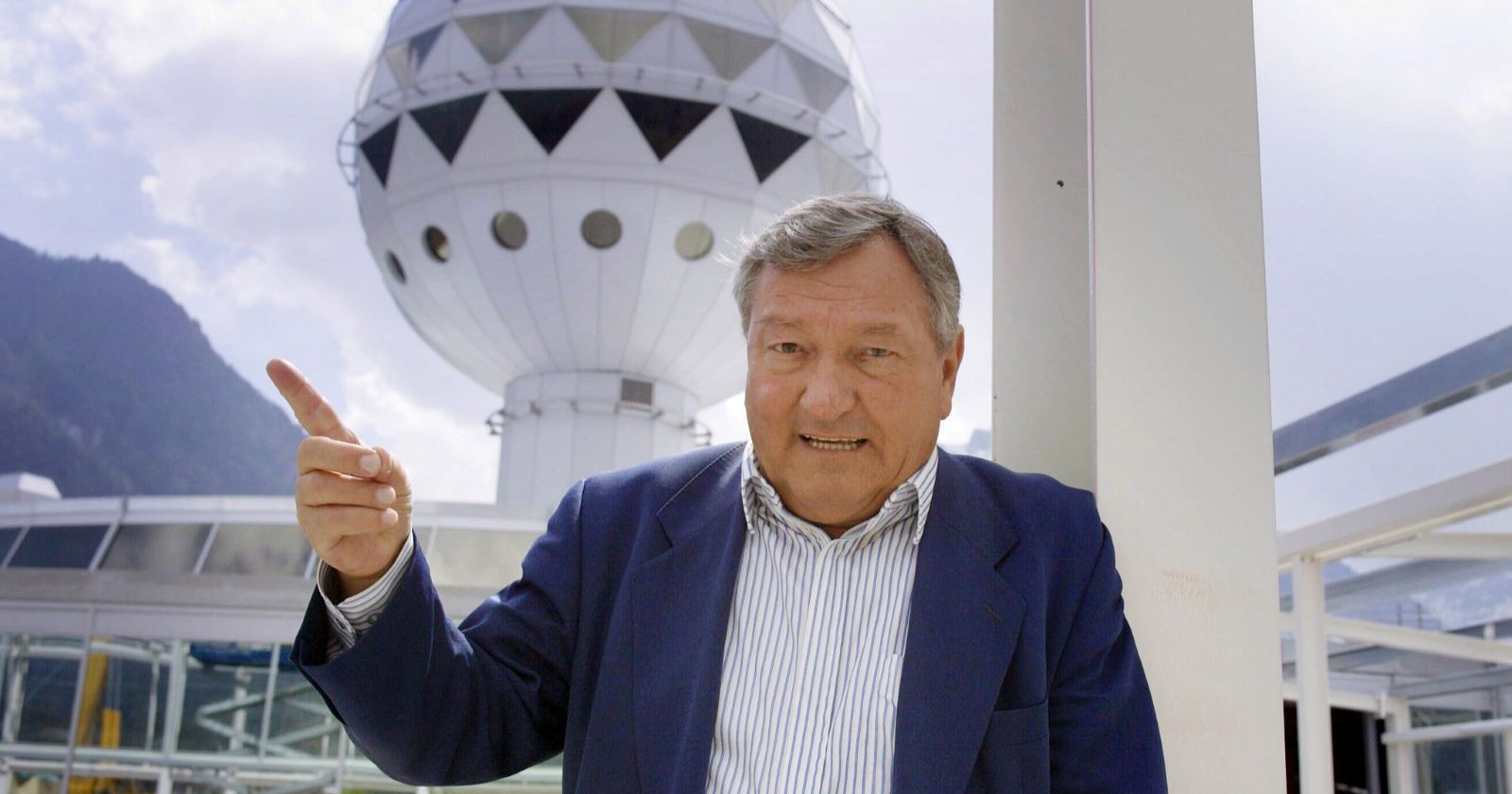 Eric von Däniken posiert vor dem Mystery Tower in der Schweiz im Jahre 2003