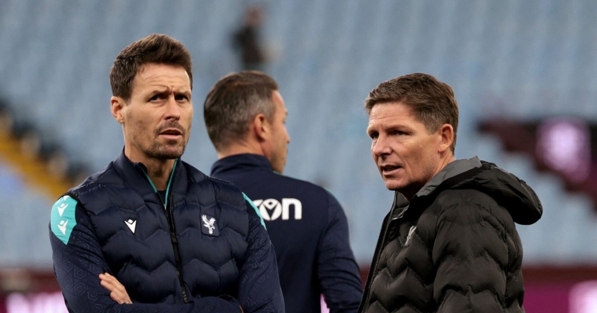 Oliver Glasner steht im Stadion mit einem Co-Trainer und spricht vor einem Spiel von Crystal Palace.
