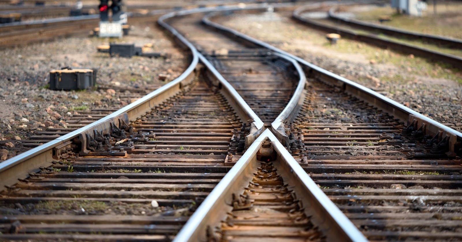 U-Bahngleise/ Ein Fahrgast in Hamburg wurde von einem anderen vor die U-Bahn geworfen.