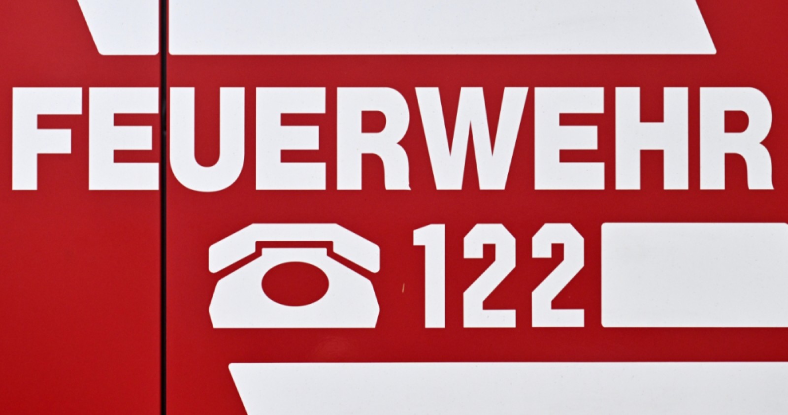 Feuerwehrauto mit der Notnummer.