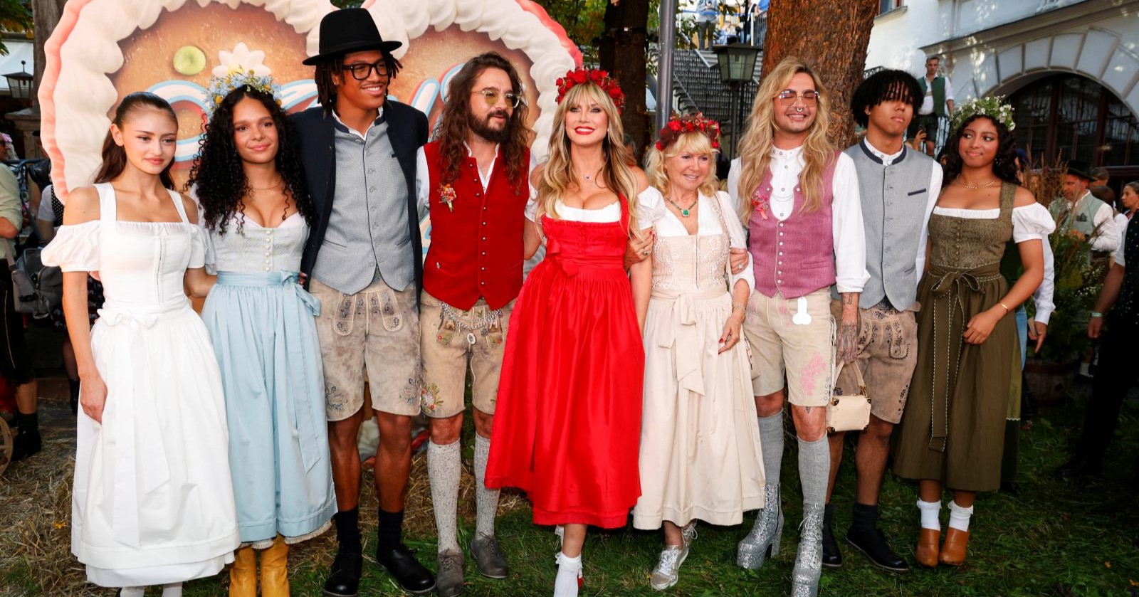 Hridi Klum mit ihren Kindern und Freunden in Trachten