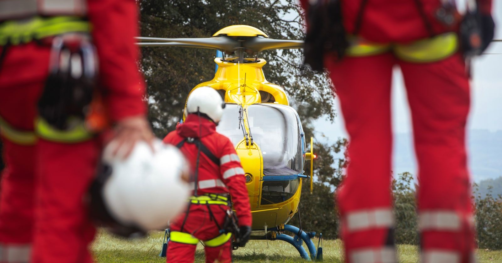 Rettungskräfte die in einen Rettungshubschrauber einsteigen.