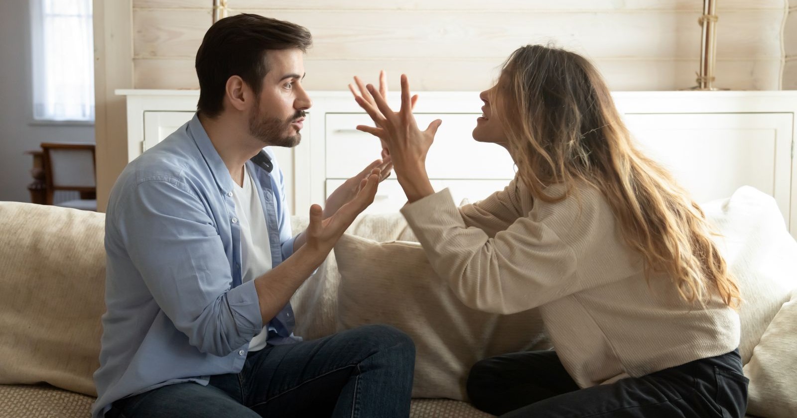 Mann und Frau, die sich in einer Beziehung streiten