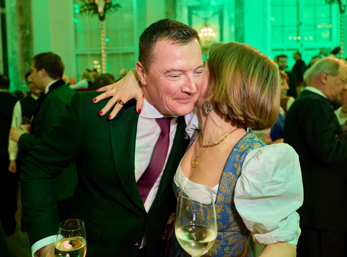 Kristina SPRENGER,Markus FRIESACHER/ Kristina SPRENGER hat Markus FRIESACHER am Jägerball auf die Wange geküsst