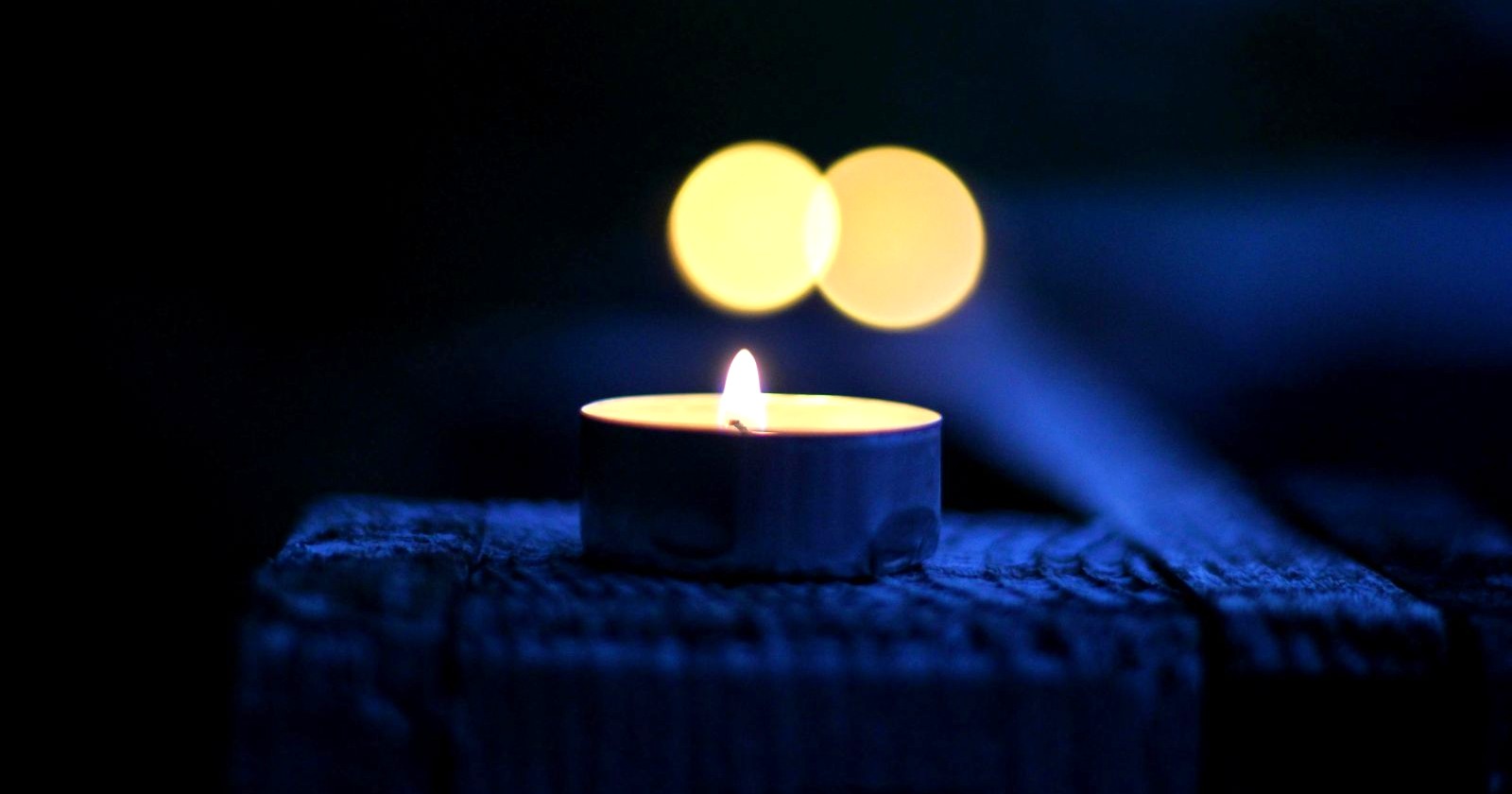 Trauerkerze in blauem Licht