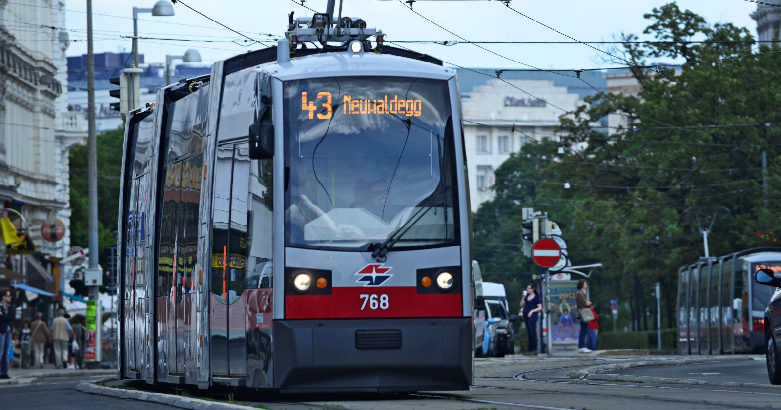 Straßenbahn der Linie 43 im Bereich Alserstraße