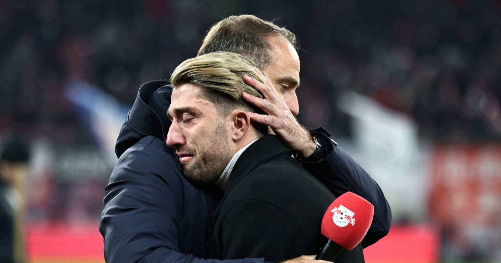 Kevin Kampl weint bei seiner Verabschiedung vom RB Leipzig und wird am Spielfeldrand von Oliver Mintzlaff tröstend umarmt.