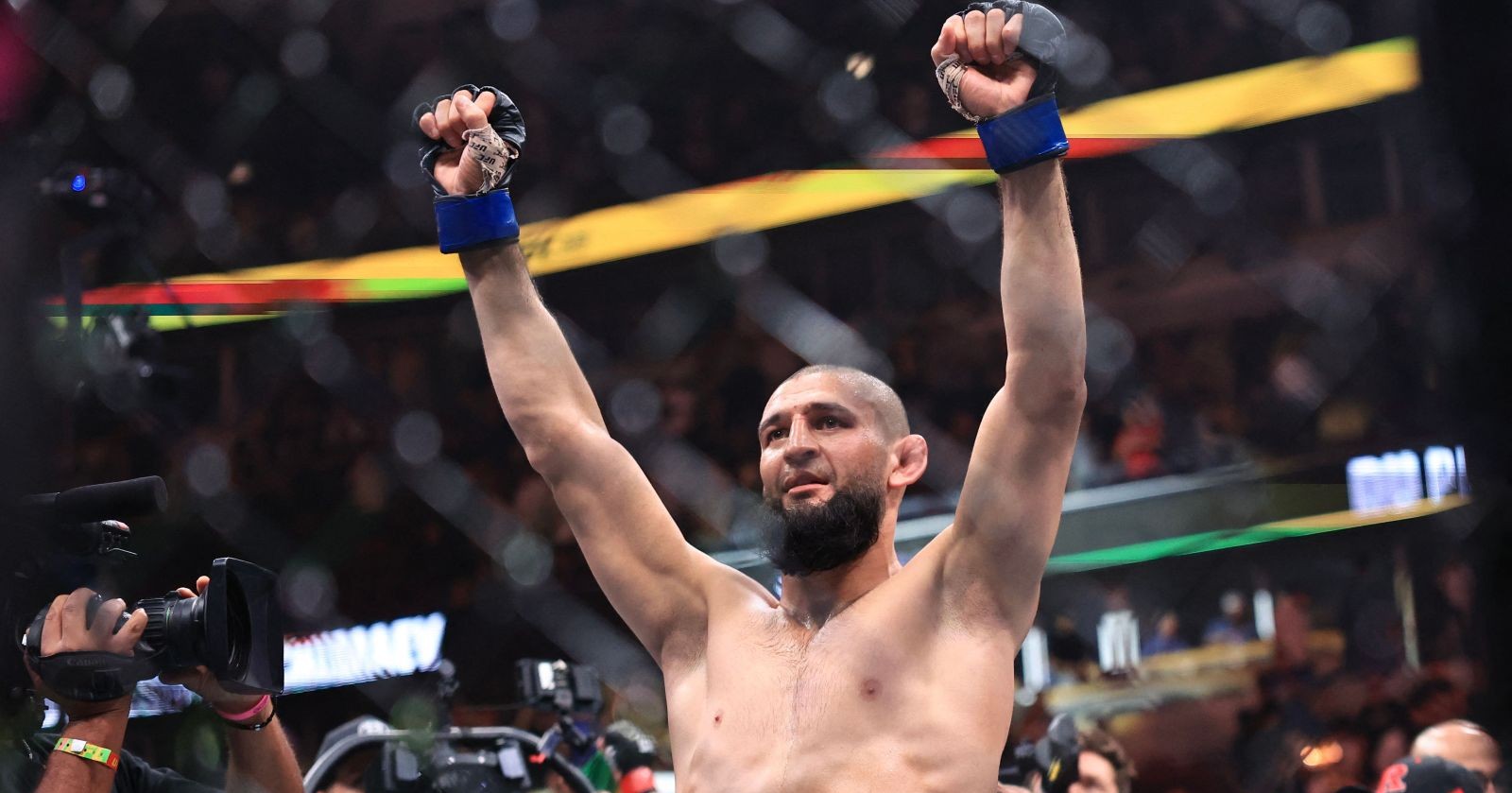 Khamzat Chimaev im Ring mit Armen in der Luft