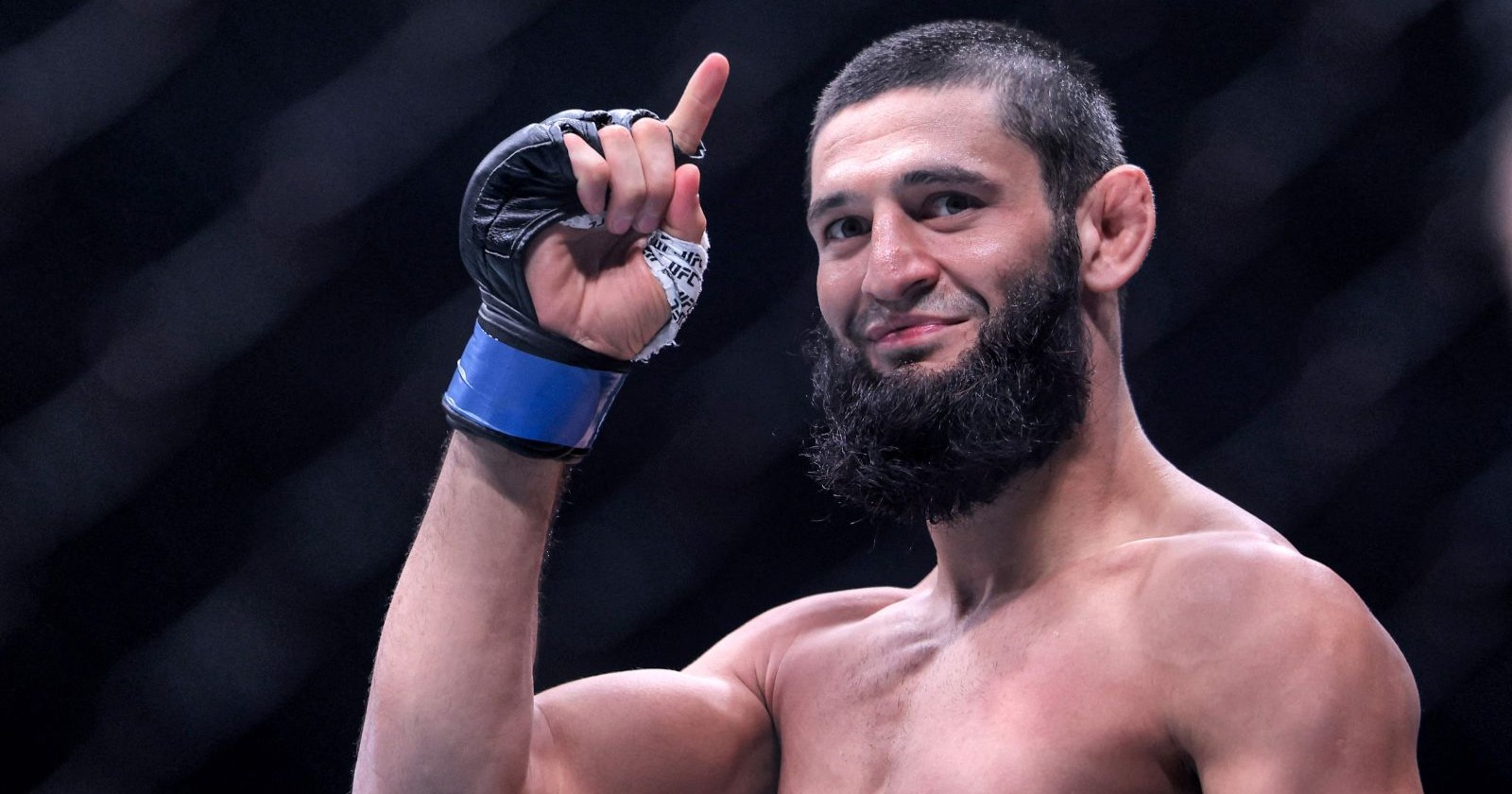 UFC-Star Khamzat Chimaev lächelt im Ring