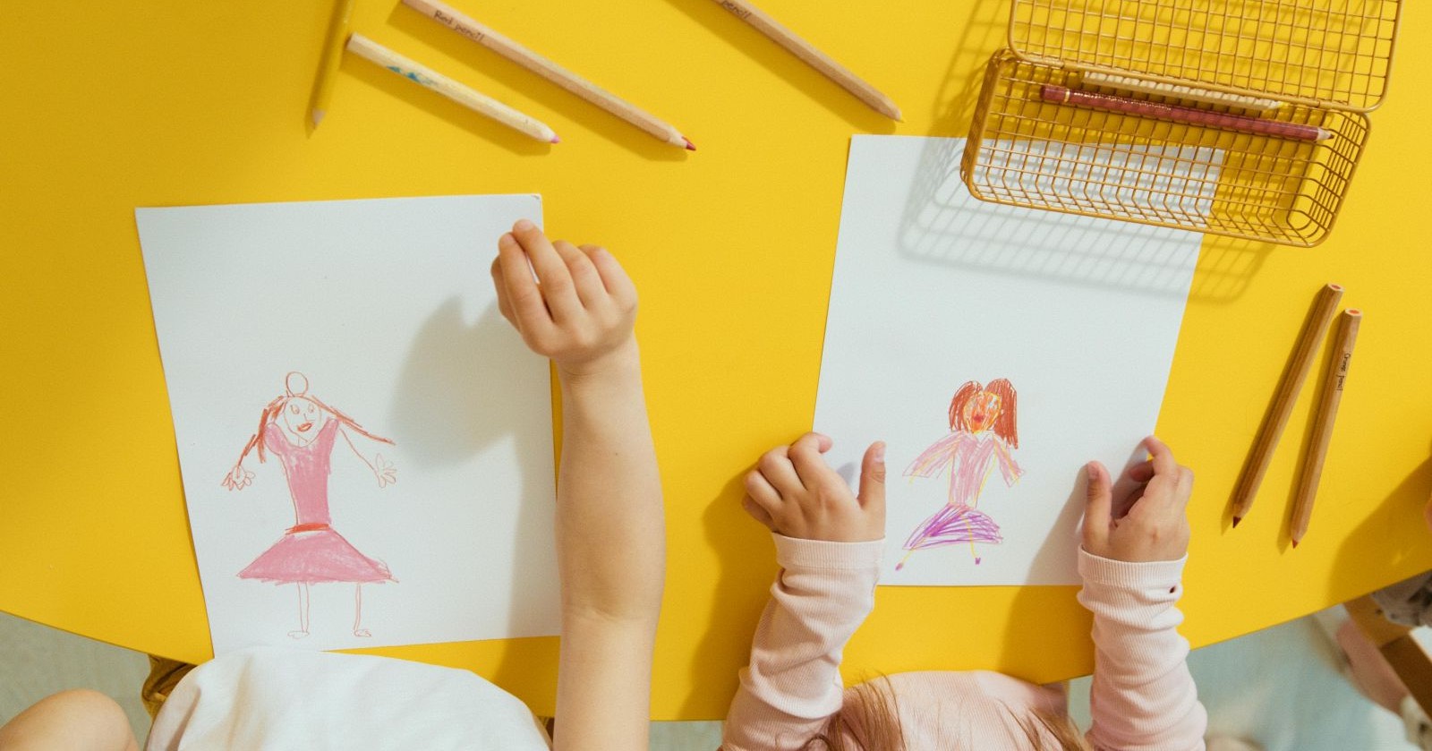 Zeichnungen auf einem gelben Tisch