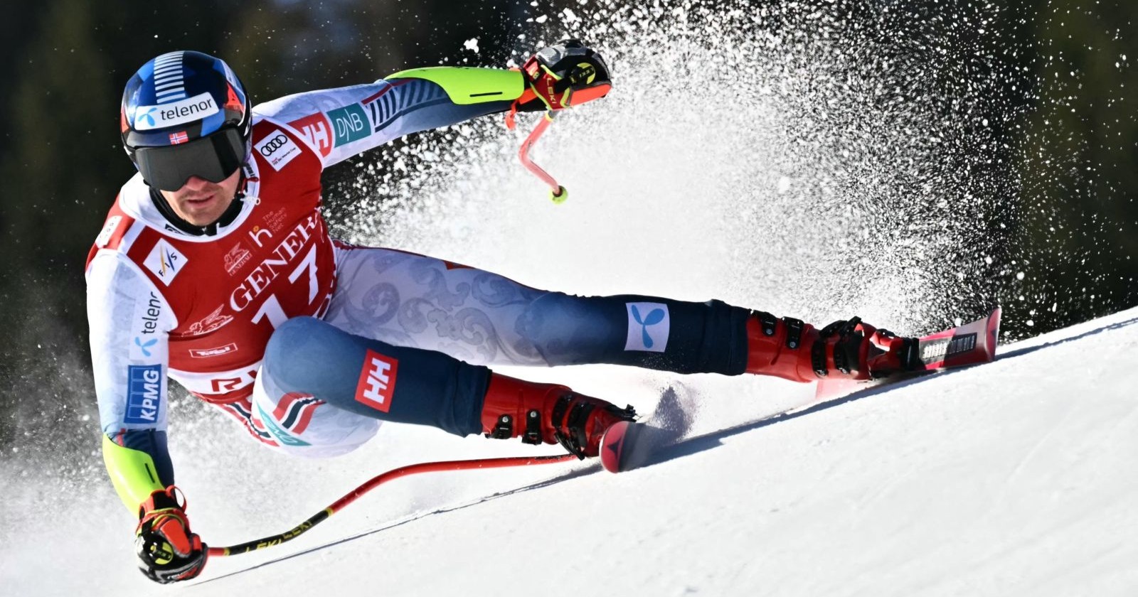 Adrian Smiseth rast beim Kitzbühel Super G 2026 die Piste hinunter, der Norweger entkommt nur knapp einem Horrorsturz.