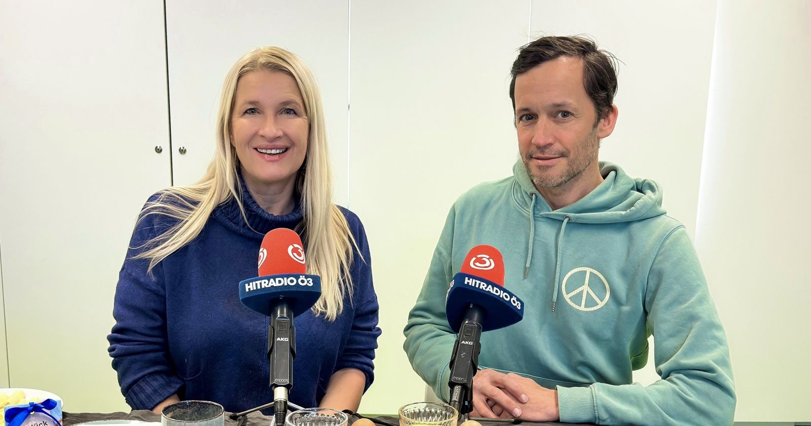 Claudia Stöckl und Caritas-Chef Klaus Schwertner, während der Aufzeichnung von "Frühstück bei mir"