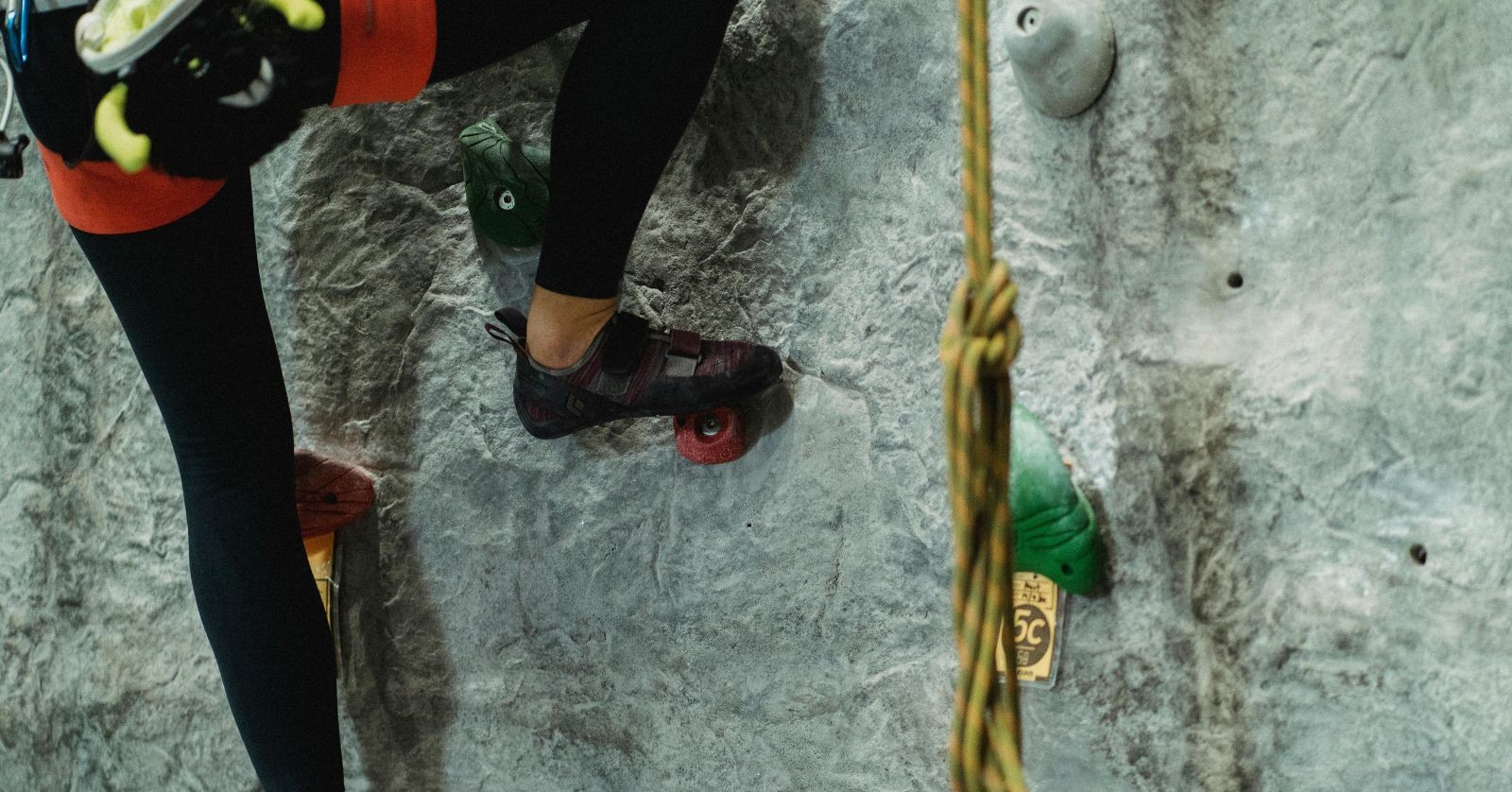 Beine klettern in der Kletterhalle