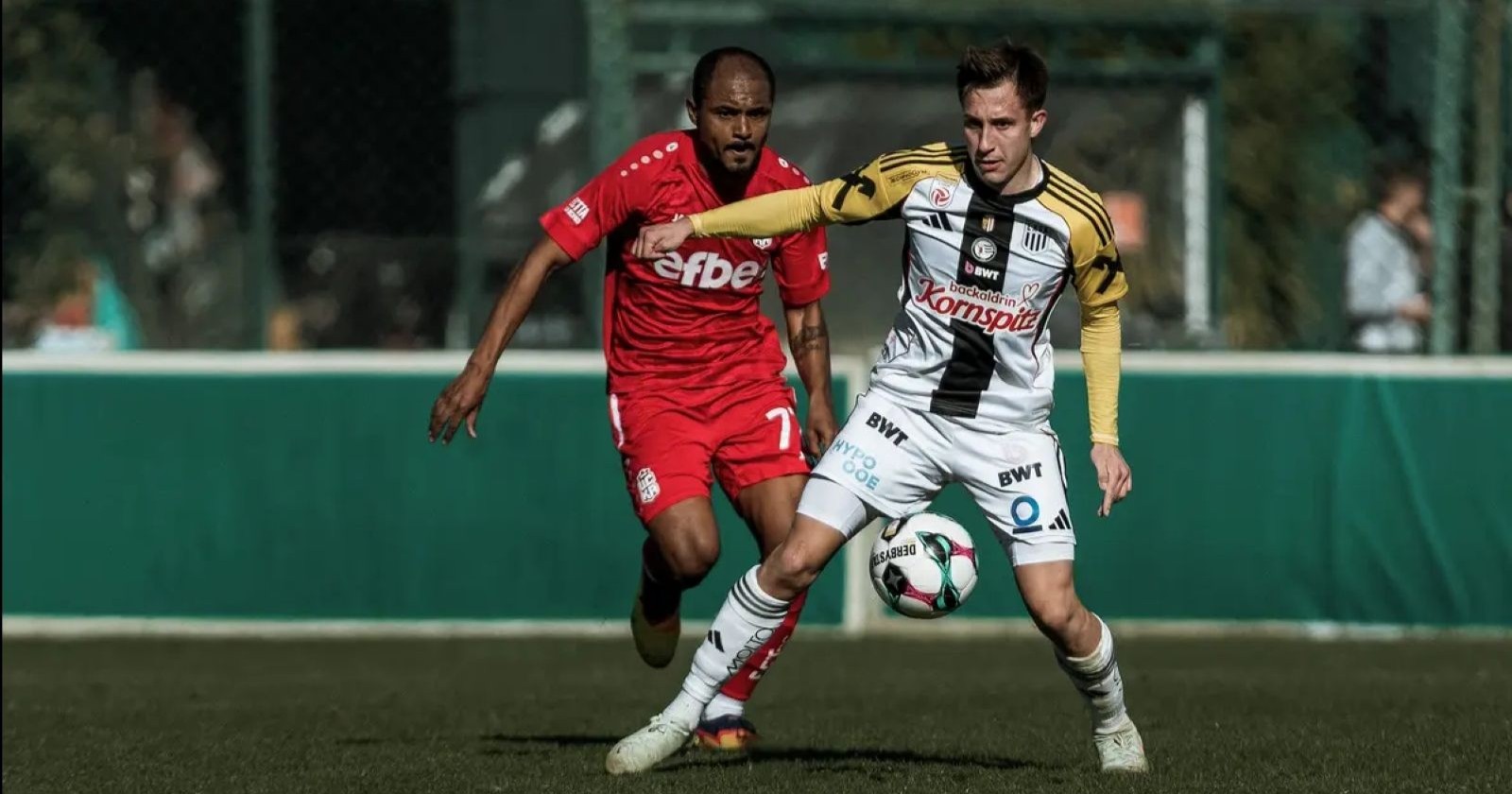 Ein Spieler des LASK kämpft mit dem Jagiellonia Białystok um den Ball bei einem Testspiel im Trainingslager in Belek.