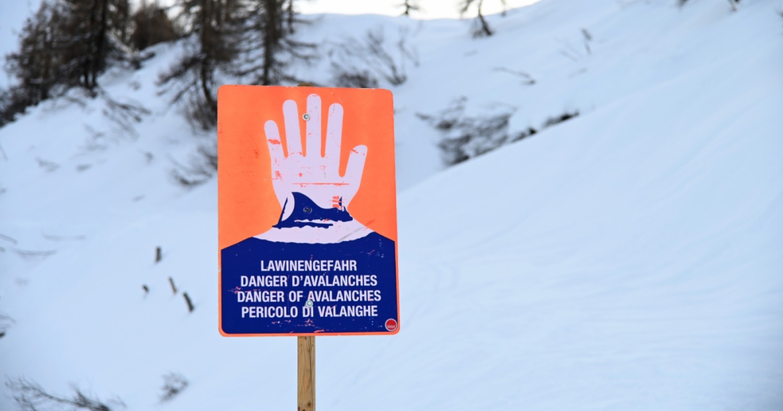 Lawinengefahr-Schild auf einer Skipiste.