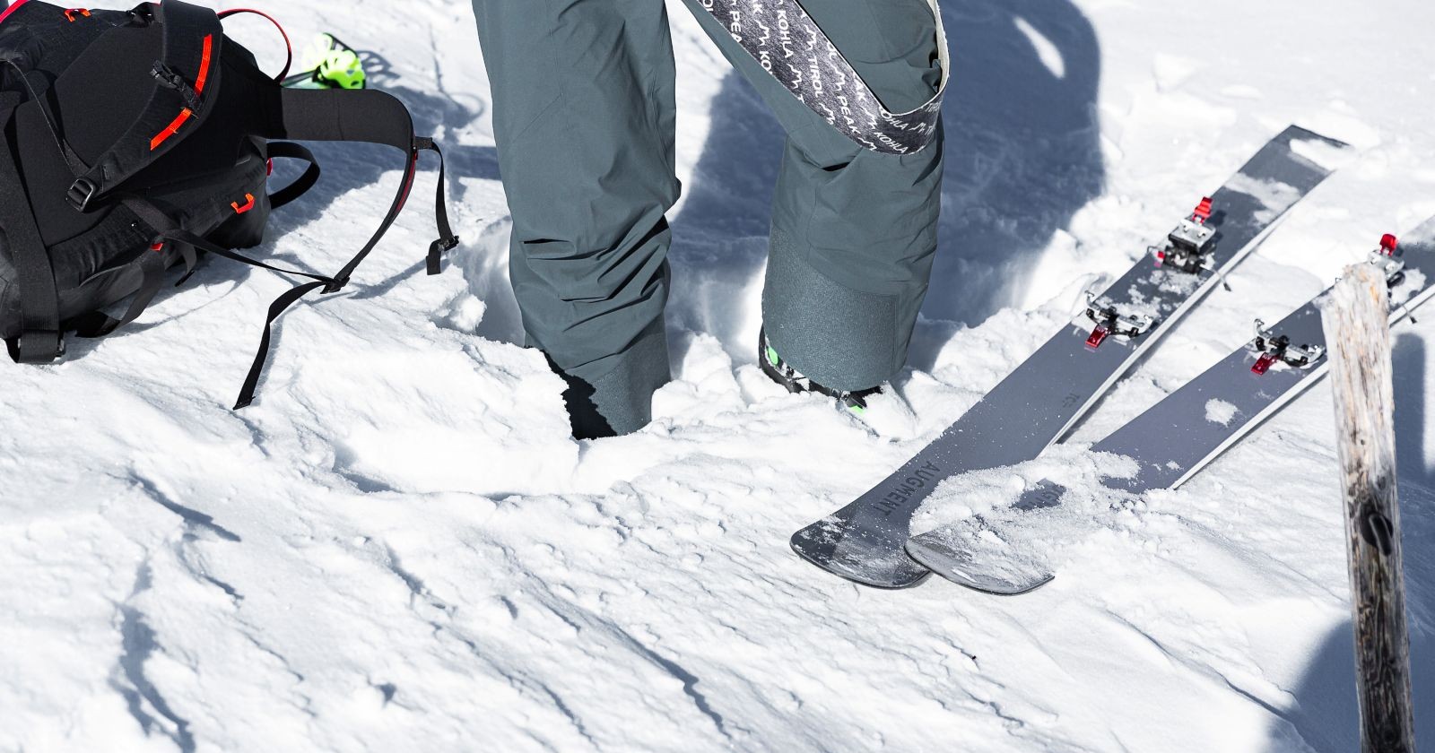 Skier und ein Rucksack im Schnee neben einer Skipiste im Skigebiet Zillertal Arena in Tirol, Symbolbild zu einem tödlichen Skiunfall.