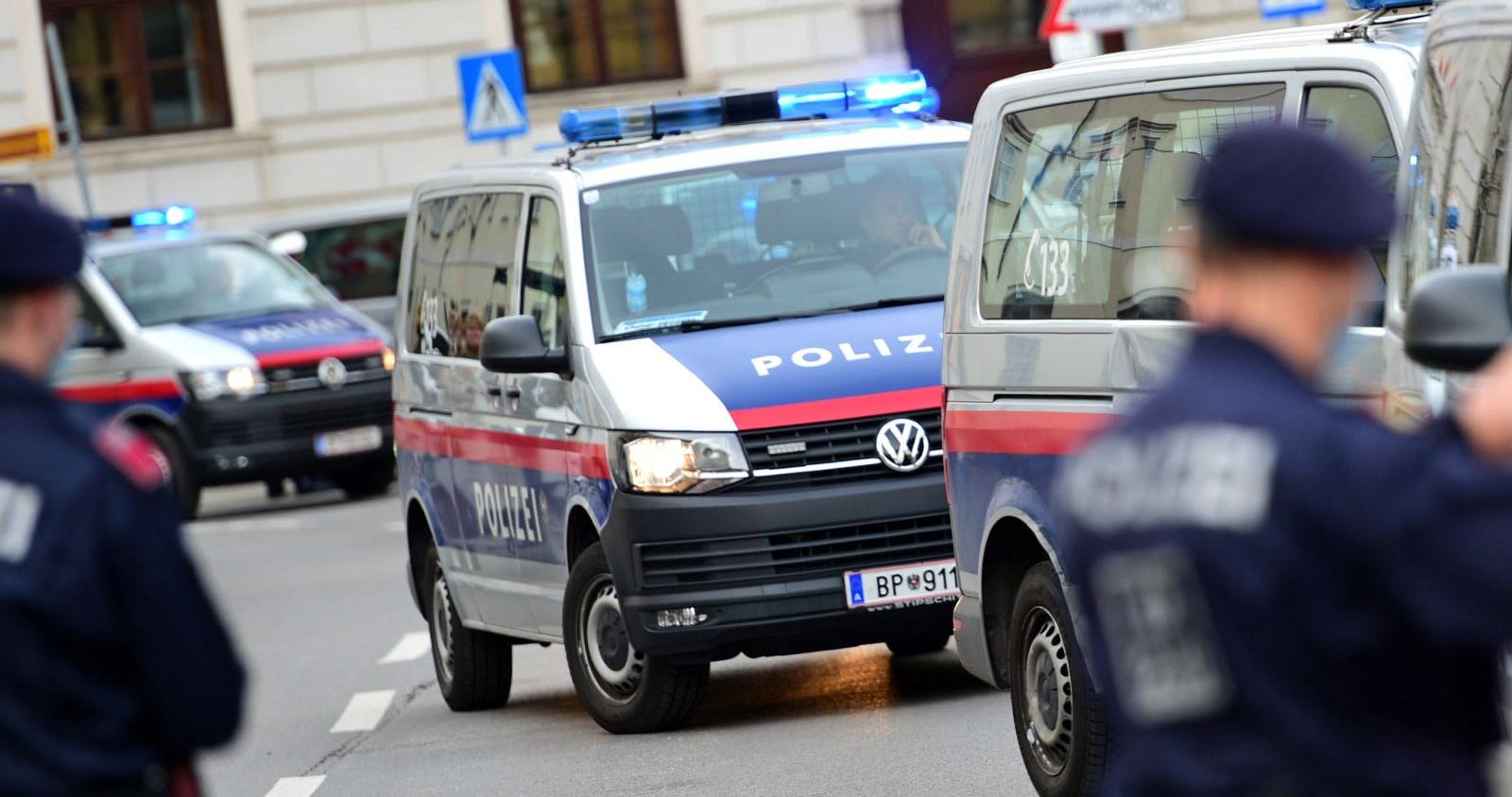 Polizisten an einem Tatort.