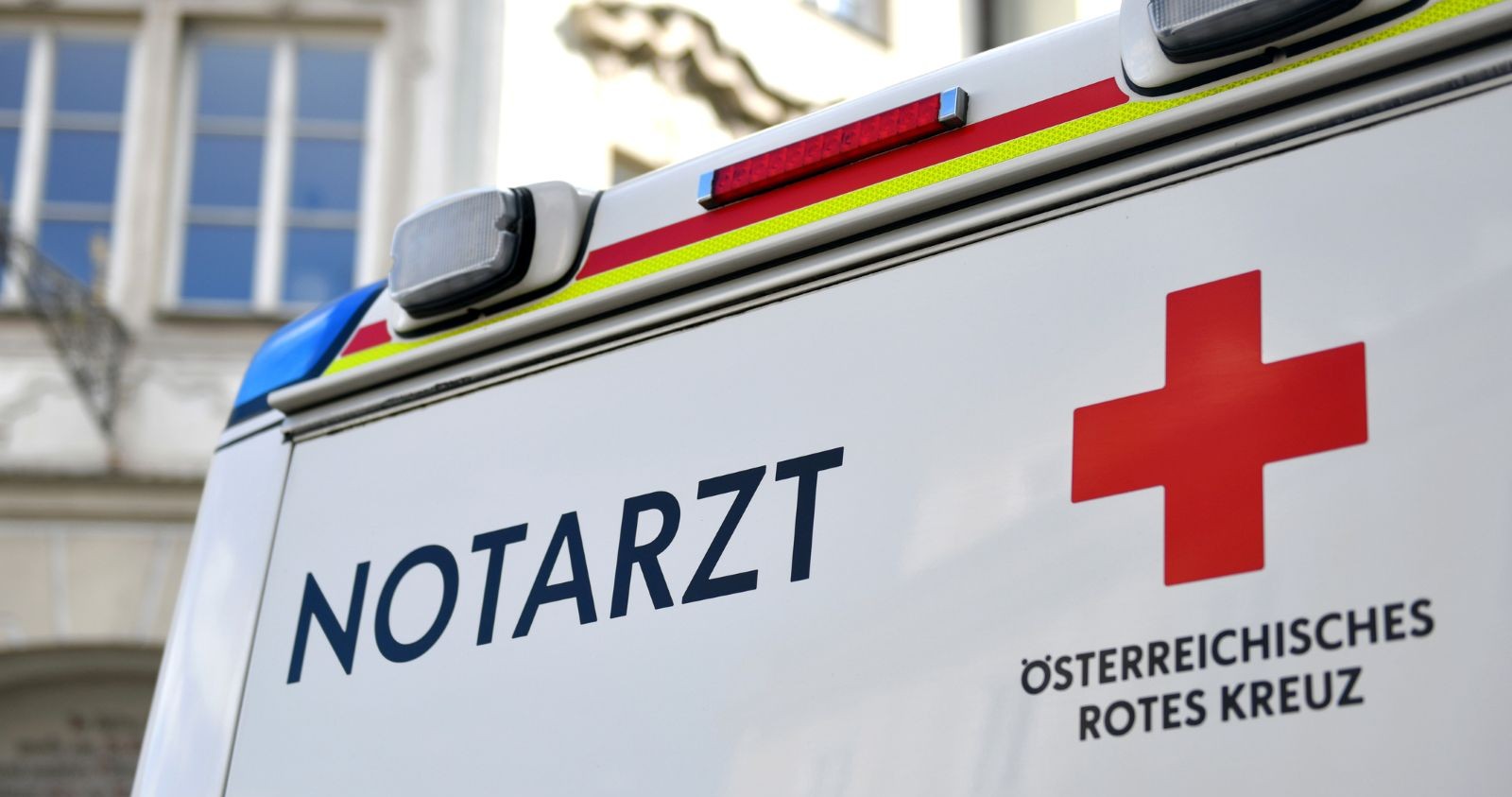 Notarztwagen vor einem Gebäude.