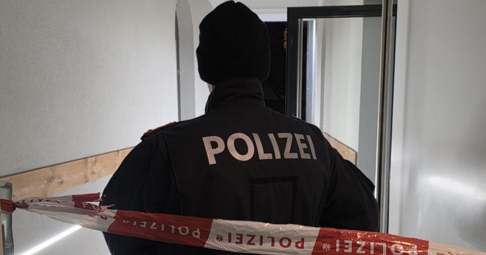 Polizist am Taort einer Wohnung in der am 19.1. in Linz eine Leiche gefunden worden ist