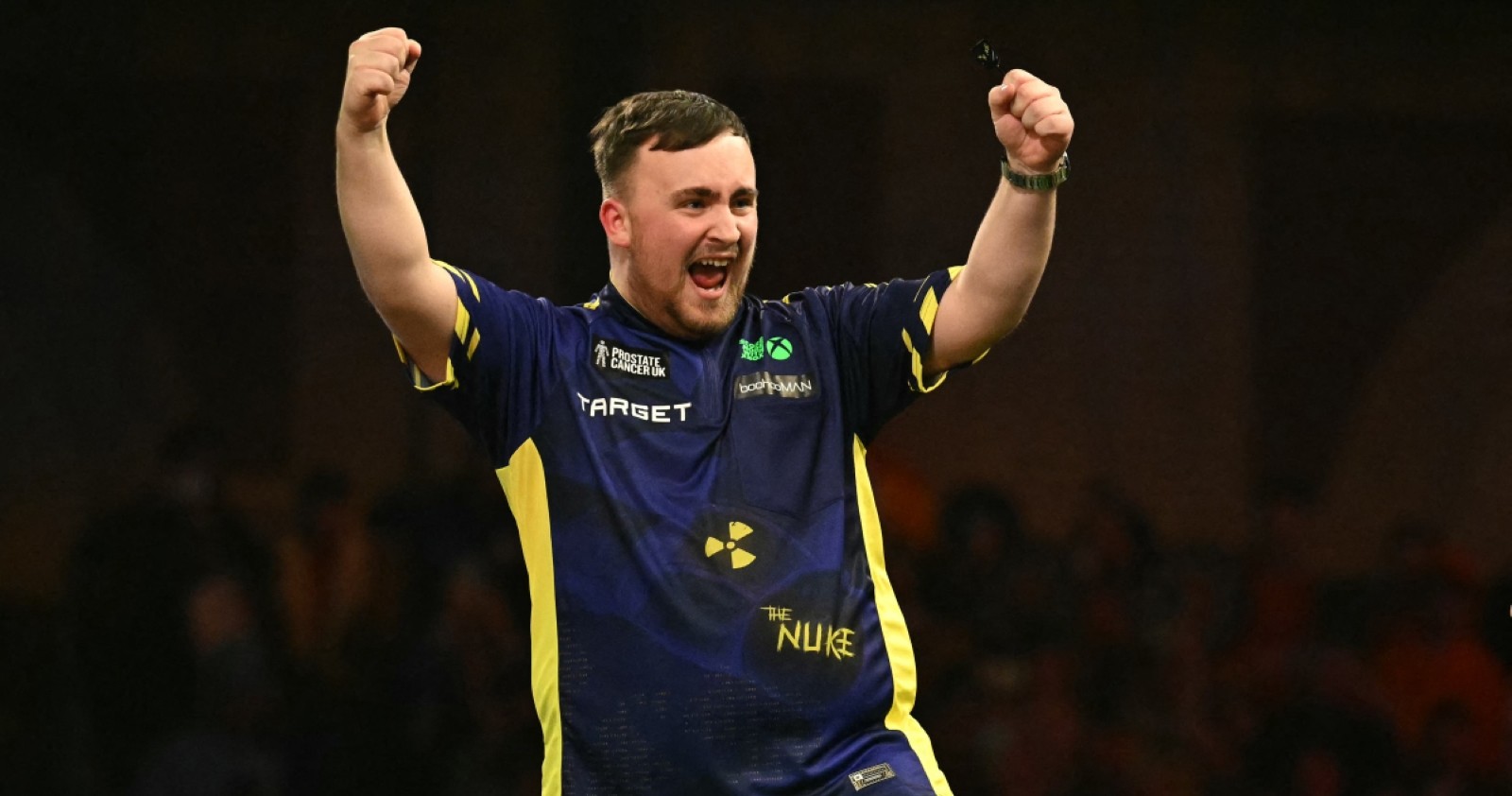 Luke Littler jubelt über den Finaleinzug.