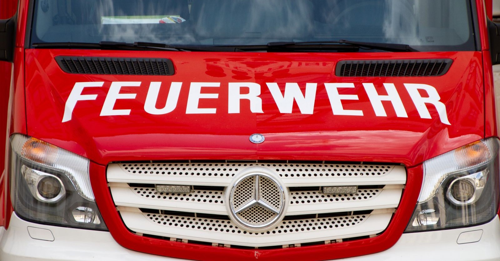 rotes Feuerwehrauto mit weißer Schrift