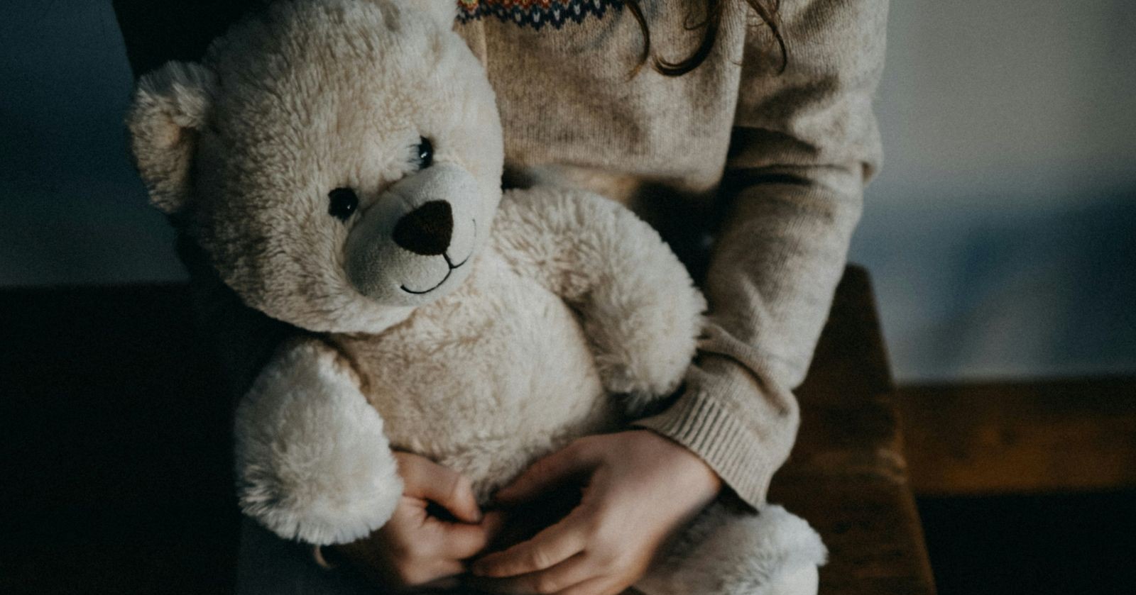 Mädchen hält Teddy