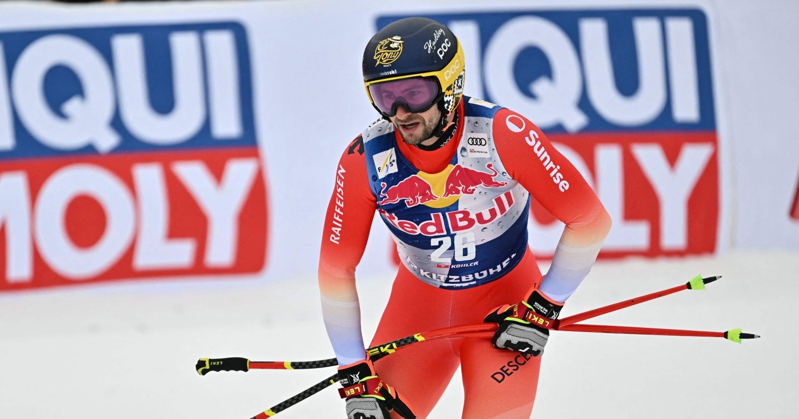 Marco Kohler greift sich nach der Abfahrt von Kitzbühel im Zielraum auf sein rechtes Knie