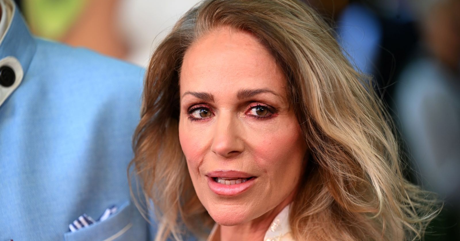 Sängerin Michelle mit ernstem Gesichtsausdruck