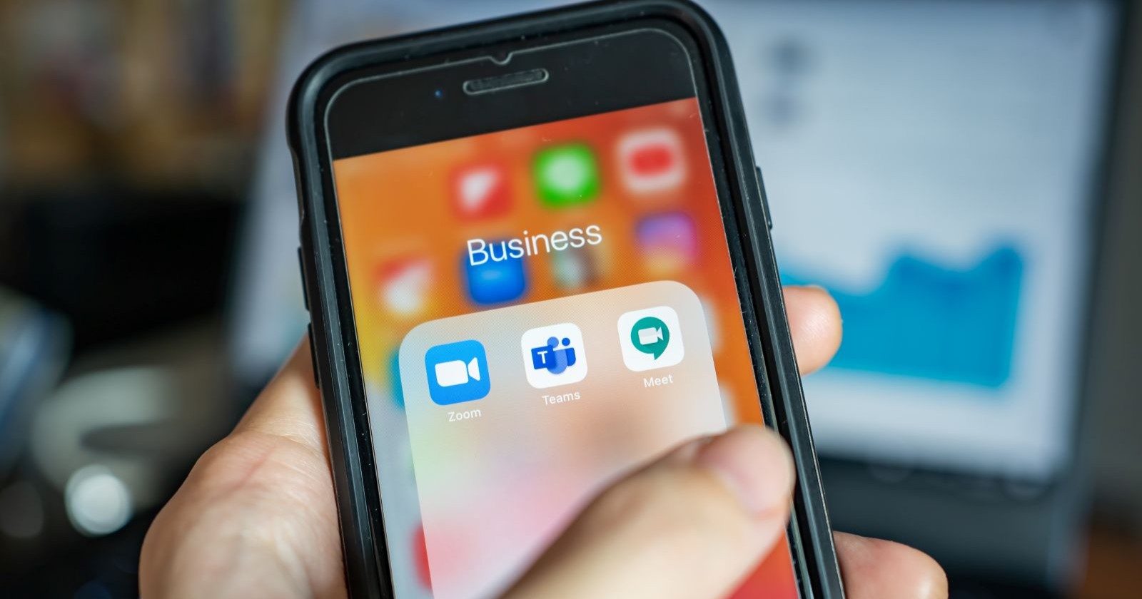 Homescreen eines iPhones auf dem die Apps Zoom und Microsoft-Teams installiert sind