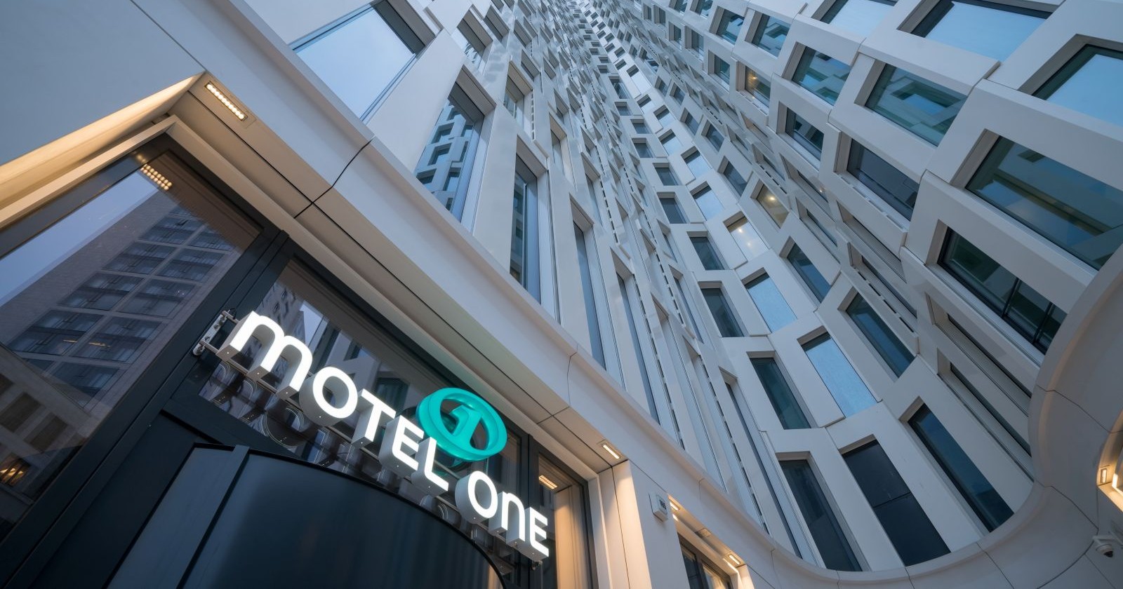 Ein Hotelgebäube mit vielen Fenstern und Logo