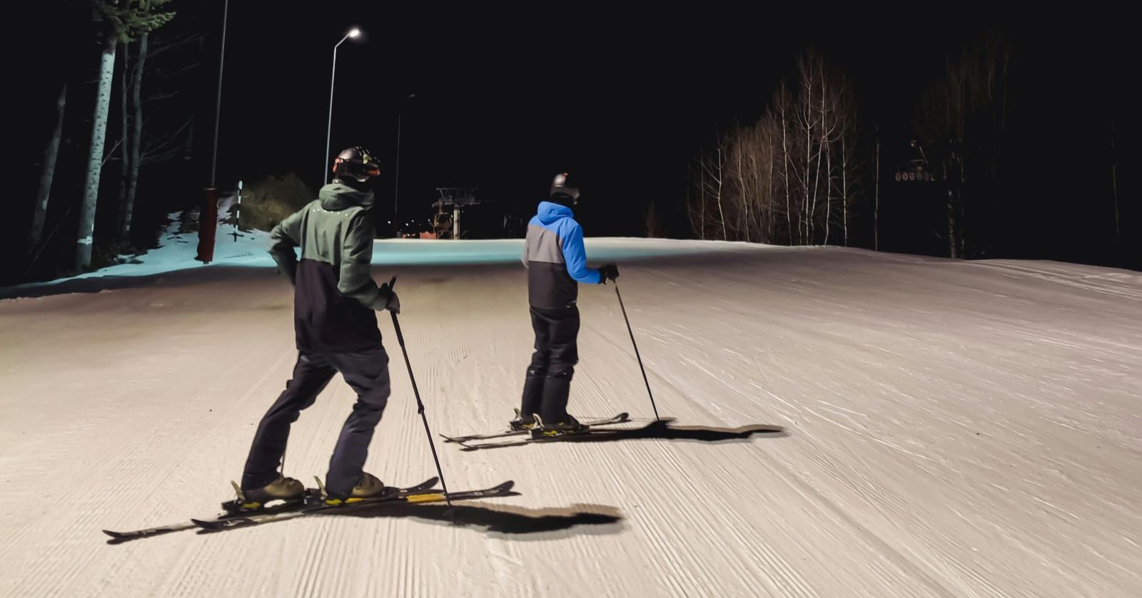 Zwei Skifahrer in der Nacht