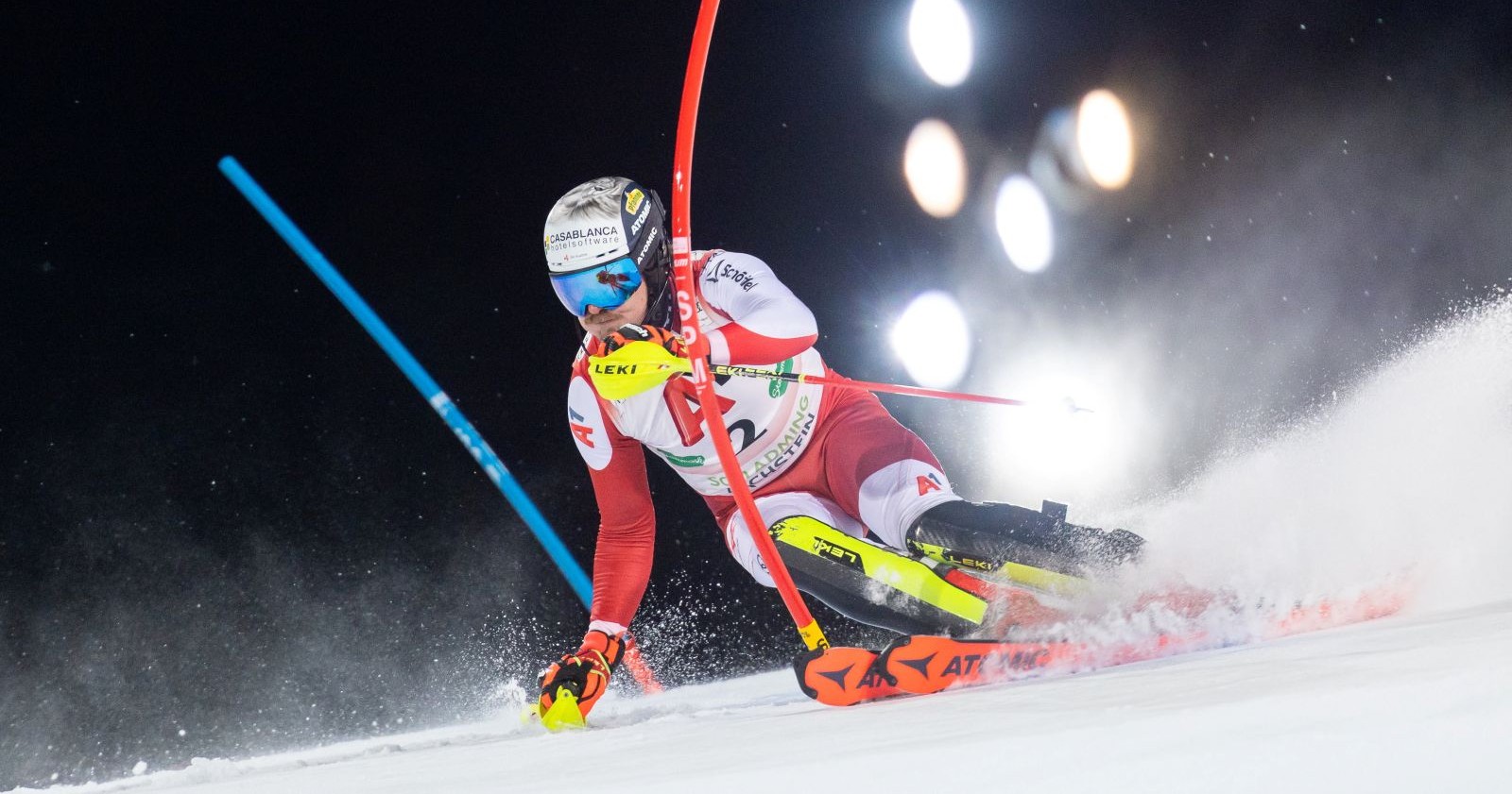 Nightrace Schladming Slalom 2026 – ÖSV-Skirennläufer im Flutlicht-Slalom auf der Planai, volle Action und perfekte Technik bei der Startaufstellung.